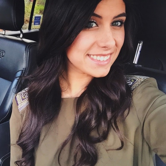 Meet your Posher, Emily - Picture 3 of 3